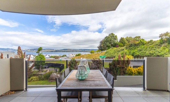 Waipahihi Apartamento | Lakeview Apartment - Modern, Entertain, Work
