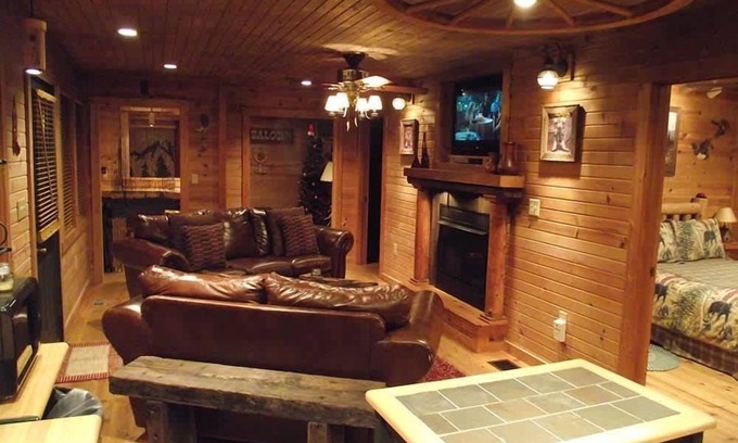 Bladensburg Cabina | Lakeview Cabin at Camp Because I Said I Would