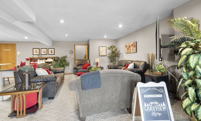 Delhi Casa | Lakeview Living-LOWER Living Plus-Vacation Rental