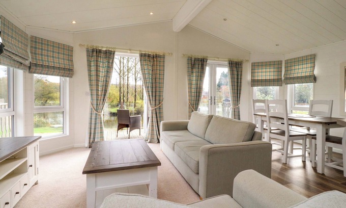 Knott End-on-Sea Cabaña | Lakeview Lodge
