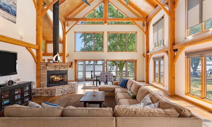Bass Lake Casa | Lakeview Lodge - Sleeps 20/Hot Tub/Sauna/Theater/Private Pier