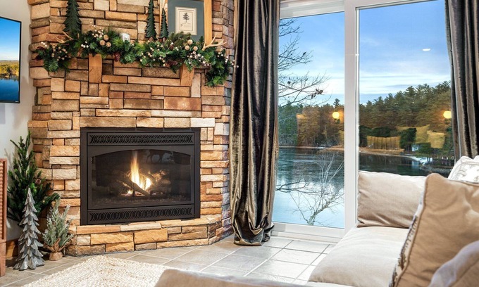Acton Casa | Lakeview Lodge w/Hot Tub: Acton Serenity