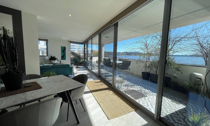Kingston Condominio | Lakeview Luxe - Pool, Gym, Tesla EV Charger - Prime Kingston Foreshore Location!