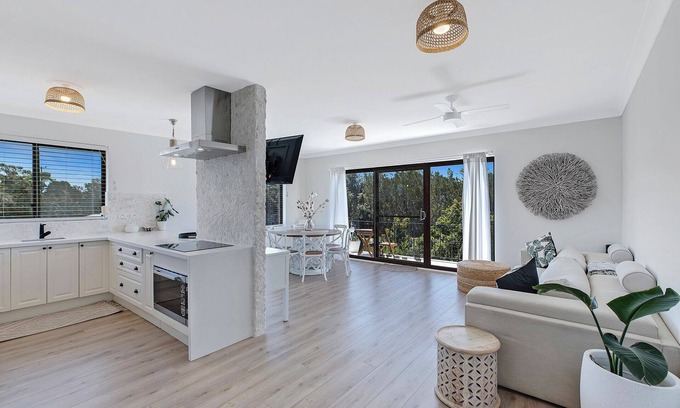 The Entrance North Apartamento | Lakeview on Lynch