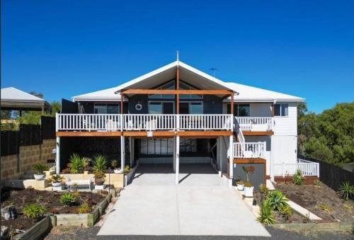 Preston Beach Casa | LakeView Retreat, 3x2, pet friendly, sleeps 8, 4WD & fishing