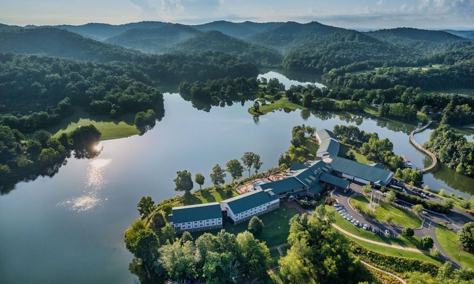 Roanoke Cabina | Lakeview Room | King + Sofa | Pets Allowed