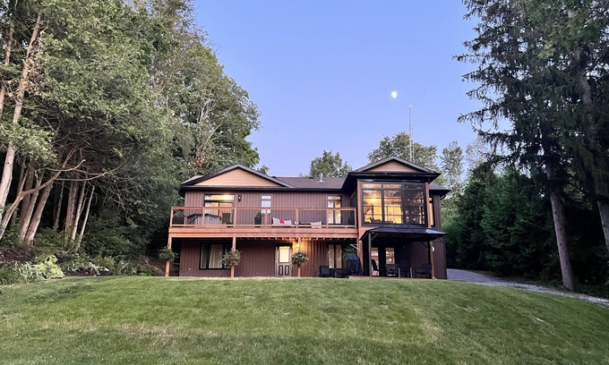 Omemee Cabaña | Lakewood Haven is a charming 4-bedroom cottage nestled in by the waterfront.