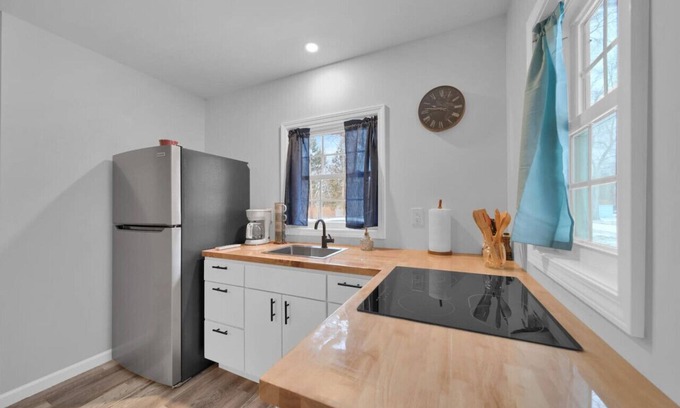 North Lakeport Casa | Lakewood Retreat - Hot Tub Open, Couples Getaway!