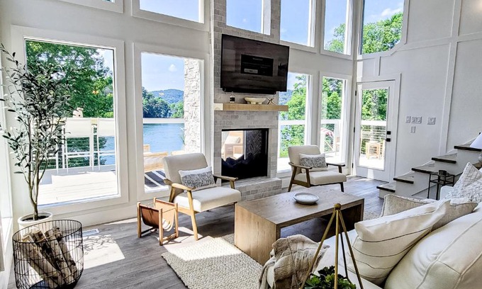 Maynardville Casa | Lakin' It Easy