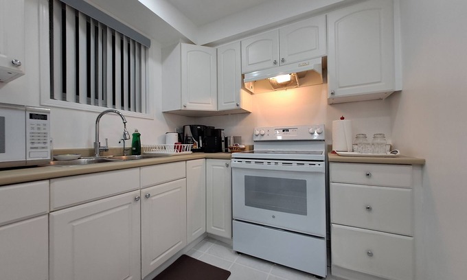 Malton Casa | Lala-land (5km/8min from Pearson airport; 250m to Westwood mall; 2.5km to GO)