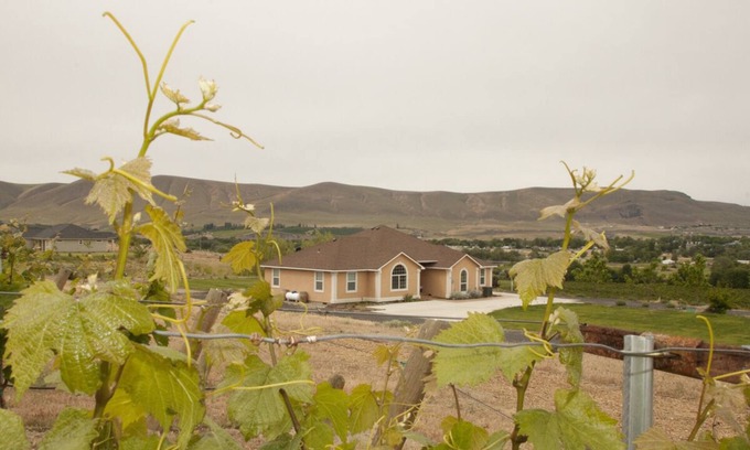 Benton City Casa | Laliik Iniit North - Escondite de la Montaña Roja entre las viñas.