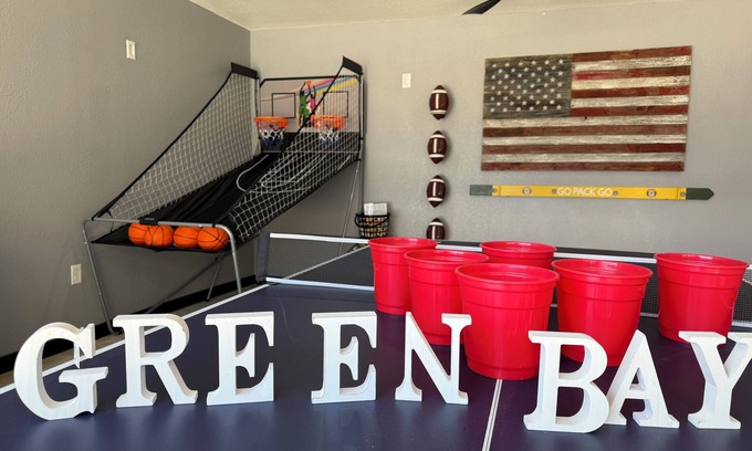 Ashwaubenon Casa | Lambeau Lookout on Elm View - Less than a mile from Lambeau - Pet Friendly!