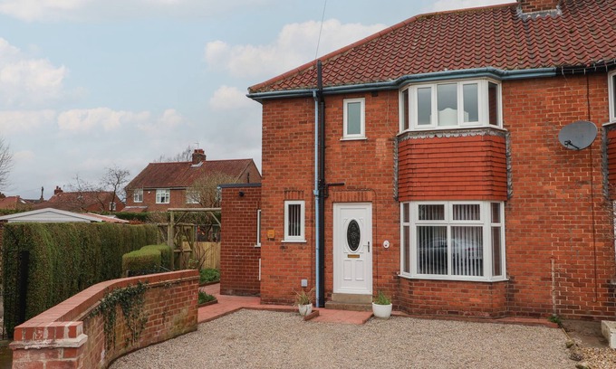 Malton Cabaña | LAMBS FOLD, family friendly, with a garden in Malton