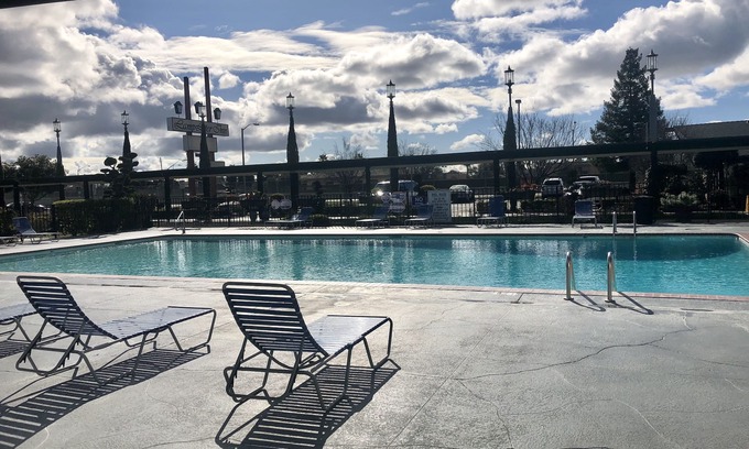 Visalia Hotel | Lamp Liter Inn