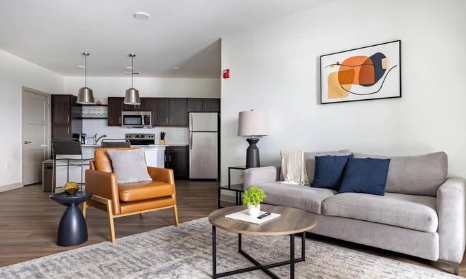 McCordsville Apartamento | Landing | Beautiful 2BD, Pool, Rooftop Lounge