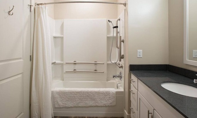 Toledo Apartamento | Landing at Marina Lofts - 2 Bedrooms in East Toledo