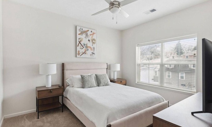 Dundee-Happy Hollow Historic District Apartamento | Landing at The Duke of Omaha Apartments - 1 Bedroom in Dodge Street Corridor