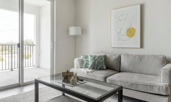 Eastwood Village Apartamento | Landing | Beautiful 1BD, Rooftop Lounge, Clubhouse