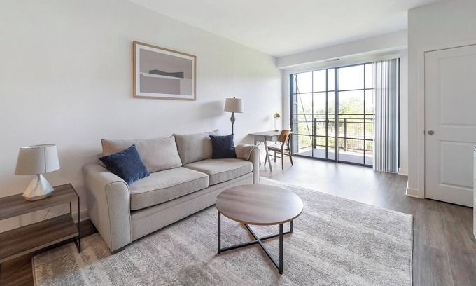 Schaumburg Apartamento | Landing | Beautiful 1BD, Yoga Studio, Gym