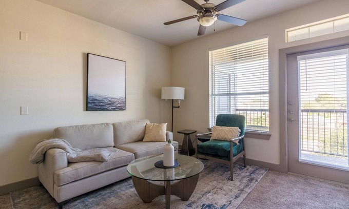 Spring Apartamento | Landing | Beautiful 1BD, Pool, Clubhouse