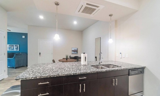 Charlotte Apartamento | Landing | Modern 1BD, Clubhouse, Gym