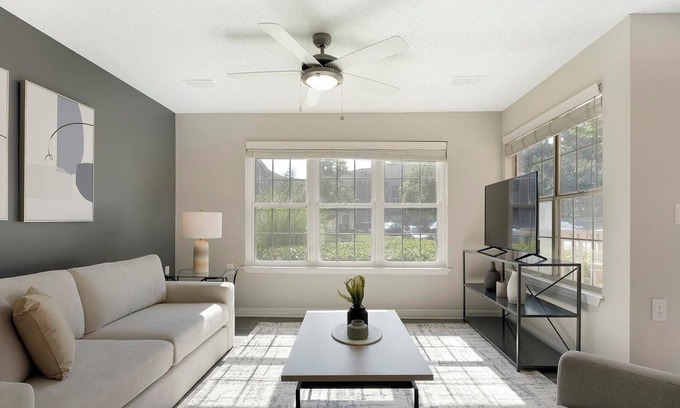 Molalla Apartamento | Landing | Beautiful 2BD, Pool, Gym