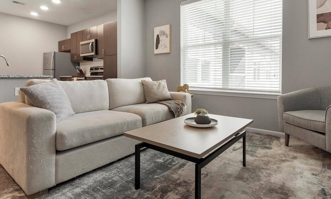 Chesterfield Apartamento | Landing | Stylish 1BD, Courtyard, Gym