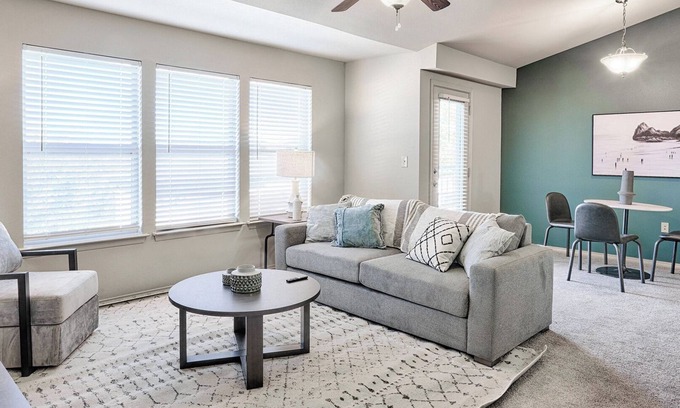 Jenks Apartamento | Landing | Stunning 1BD, Courtyard, Gym