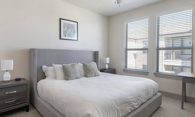 Manor Apartamento | Landing | Beautiful 2BD, Clubhouse, Courtyard