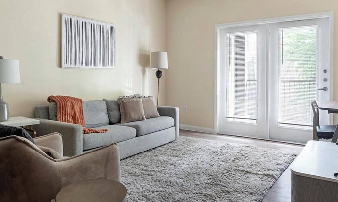 Sweetbriar Apartamento | Landing | Incredible 2BD, Gym, Courtyard