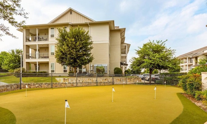 Buda Apartamento | Landing | Stylish 2BD, Pool, Clubhouse