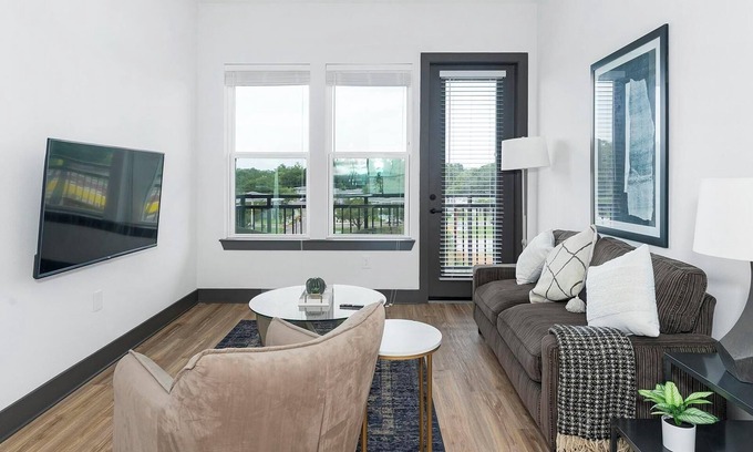 St. Nicholas Apartamento | Landing | Modern 1BD, Pool, Clubhouse