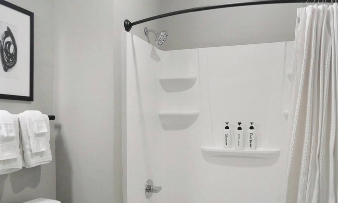 Fort Myers Apartamento | Landing | Modern 1BD, Pool, Gym