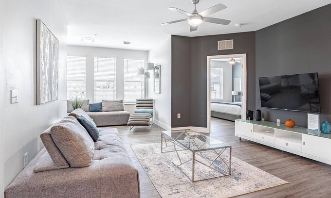 Port Tampa City Apartamento | Landing | Modern 2BD, Clubhouse, Pool