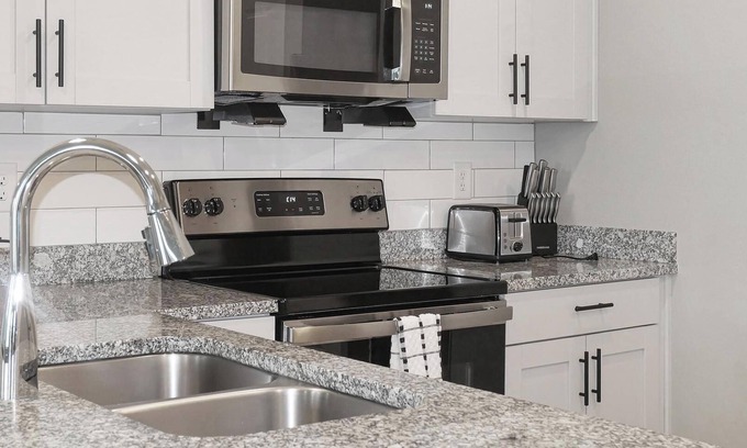 Fort Myers Apartamento | Landing | Modern 2BD, Yoga Studio, Gym