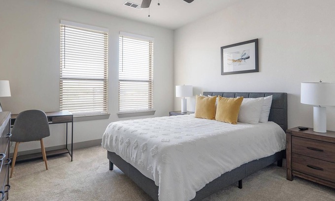 Manor Apartamento | Landing | Beautiful 1BD, Pool, Courtyard