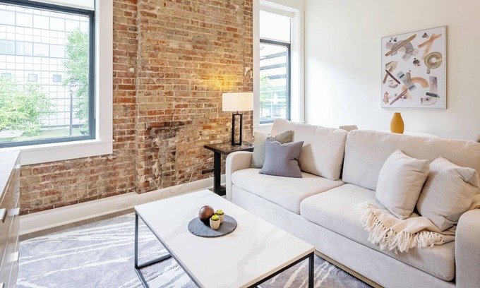 Berryessa Apartamento | Landing | Stylish 1BD in Five Points South
