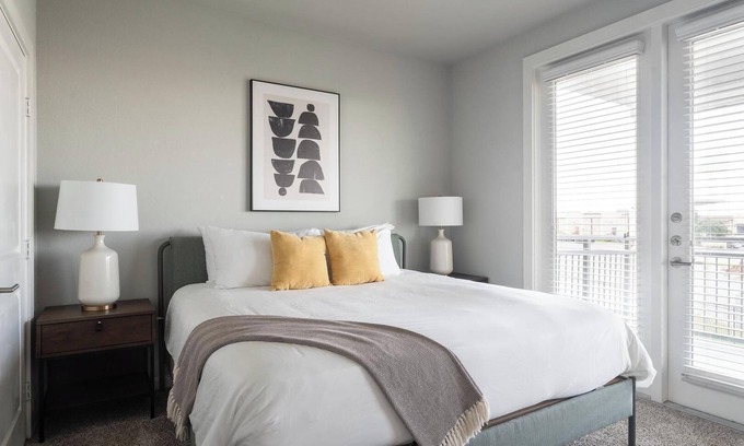 Buda Apartamento | Landing | Stylish 1BD, Yoga Studio, Gym