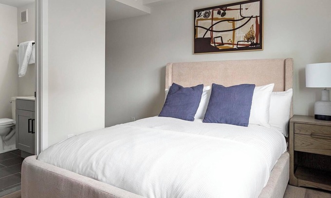 Spruce Hill Apartamento | Landing | Stylish 2BD, Clubhouse, Gym