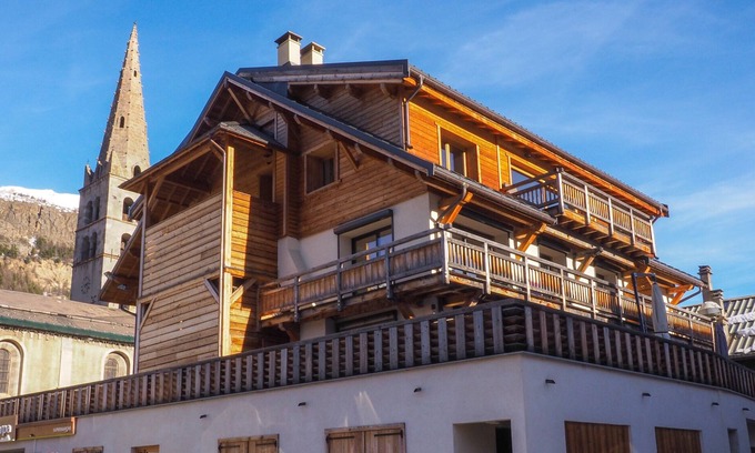 Monetier-les-Bains Apartamento | Amplio apartamento de 120 m2, contemporáneo, centro del pueblo de Monetier, balcón al sur.