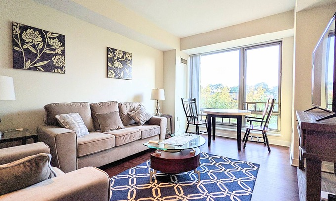 West End Apartamento | Large 2 Bed/ 2 Bath, Modern Building, Across MGH, Centrally Located Parks shops