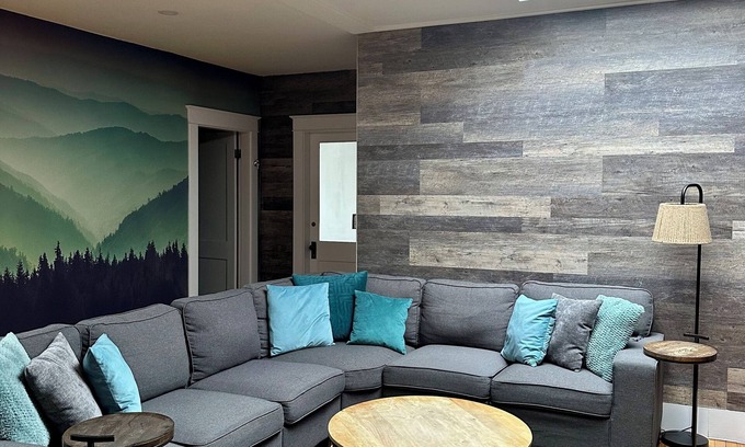 Ellsworth Apartamento | Large 2 Bedroom 1 Bath Apartment right on Main Street in Downtown Ellsworth.