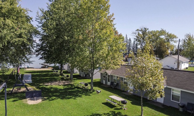 Moorestown Complejo | LARGE 2 BR cabin less than 50 steps from the Lake