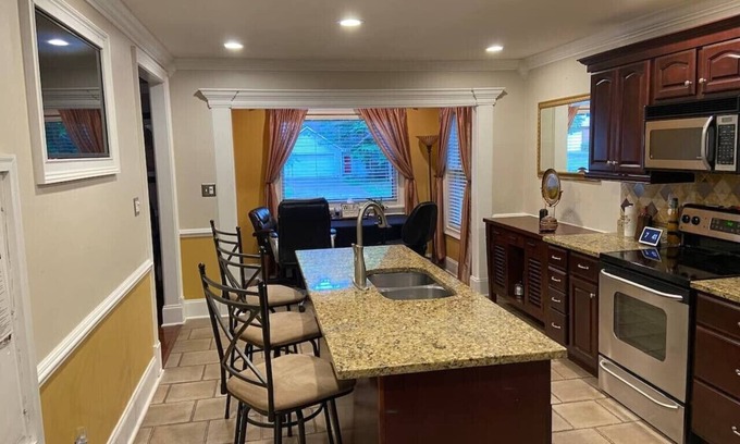 Athens Casa | Large 3 bedroom - Back deck - Pet Friendly