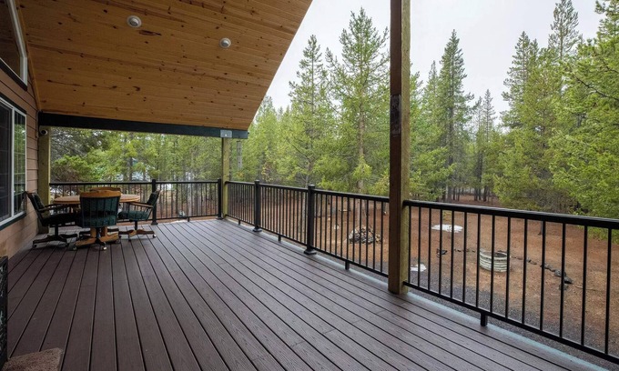 Gilchrist Casa | Large 3BR Retreat w Deck Views & Outdoor Adventure Access