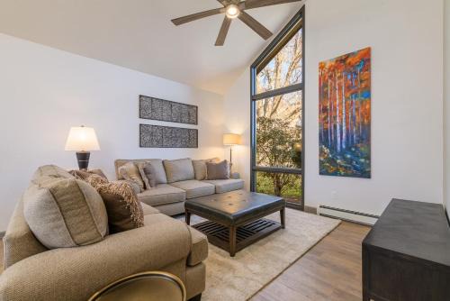 Grand Junction Casa | Large 4 Bedroom Home with Hot Tub and Fenced Yard - NO XTRA FEES!