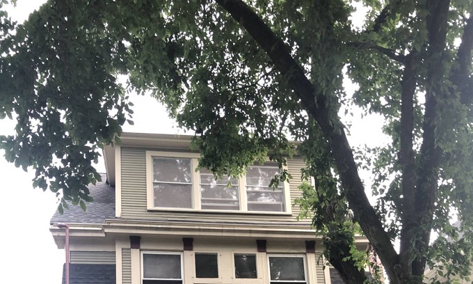 Edgewater Casa | Large 4 level frame home on leafy street in Chicago