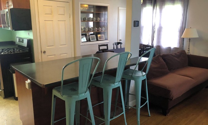 Kingston Casa | Large 5 bedroom Great for Families 2 Kitchens House Levels can be Separated