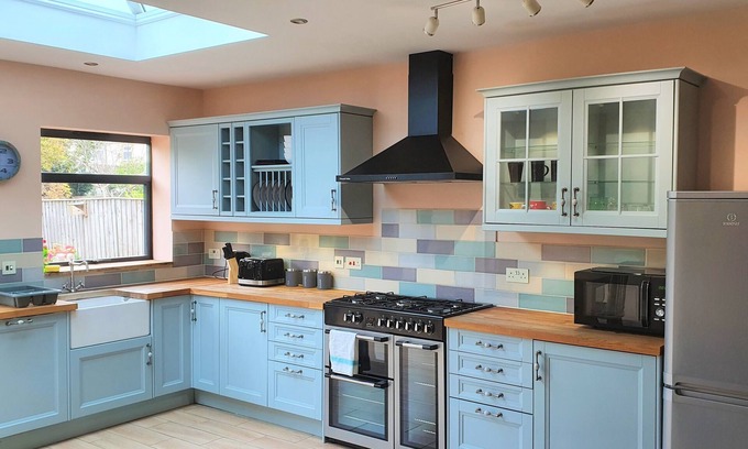 Swindon Casa | Large 5 Bedroom House Terrace Parking