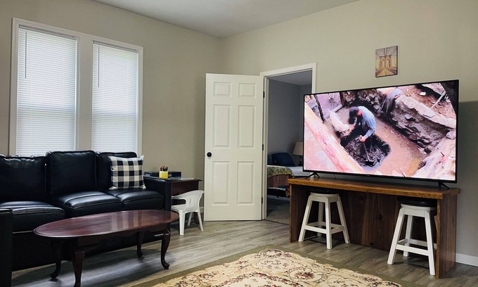 Massillon Casa | Large 5BR Home- Near Hall of Fame -Sleeps 13 -Big Yard & Parking